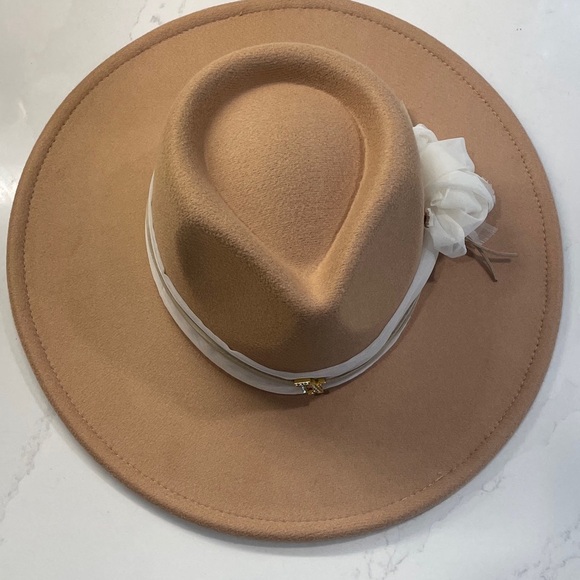 Flea Style Tan Women\'s Hat with White Accent TX pin main image 9